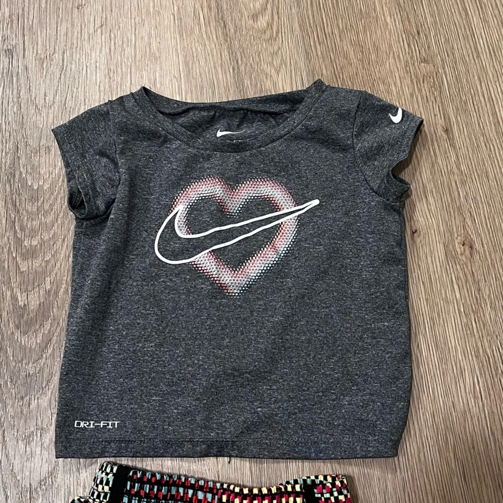 3/$20 Nike Little Girls Gray and Multicolor Summer Set - Picture 4 of 8